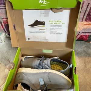 Happyfeet sneakers size 8